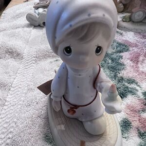 Precious Moments Figurine with Candle
Jesus is the light that shines 1983